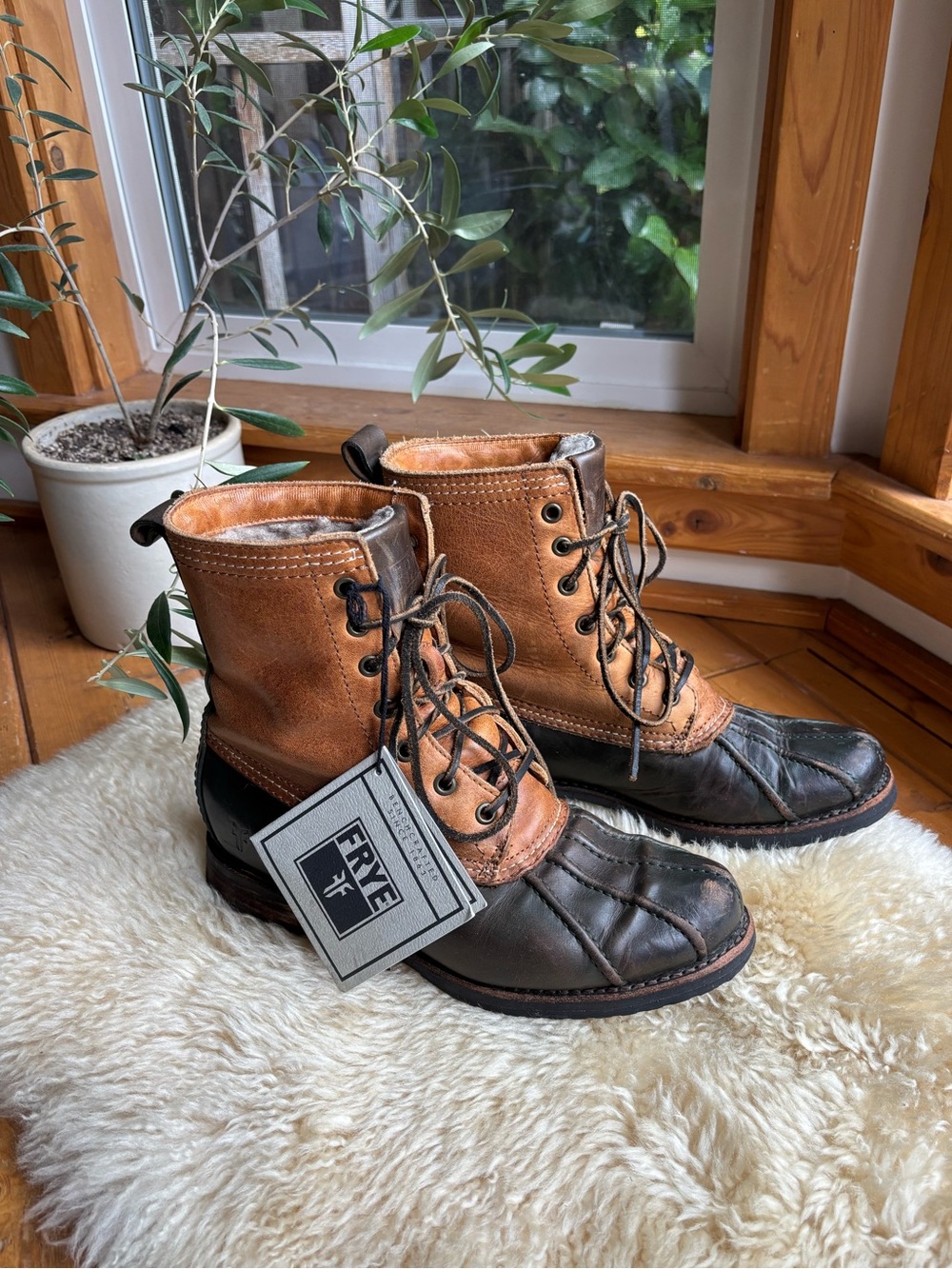 NWT Vintage Frye Veronica Shearling Duck Boots